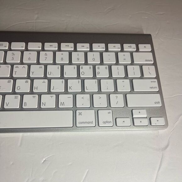 Genuine Apple Magic A1314 Bluetooth Wireless Slim Aluminum Keyboard Silver with - Picture 3 of 6